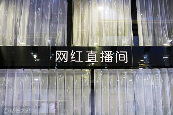 李佳琦“持证上岗”第一单，3秒卖了40台奔驰